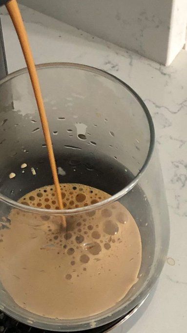 Vainilla Aesthetic, Coffee Obsession, Food Pics, Ice Coffee, Morning Inspiration, Coffee Photography, Aesthetic Coffee, Pretty Stuff, Coffee And Books