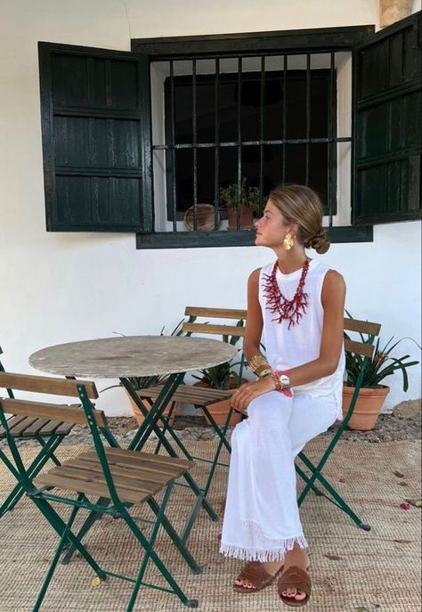 Mexico Brunch Outfit, Parisian Vacation Style, City Chic Outfits Summer, Marrakech Style Outfits, Colorful Minimalist Fashion, Marrakech Outfit Style, Lululemon 2023, Outfit Verano 2023, Beach Bar Outfit