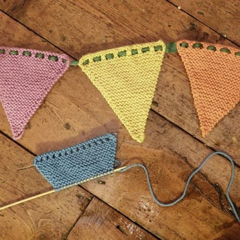 free knitted bunting tutorial pattern Bunting Ideas, Knitted Bunting, Bunting Tutorial, Bunting Pattern, Garter Stitch Knitting, Simply Knitting, Blackwork Embroidery, Crochet Triangle, Christmas Knitting Patterns