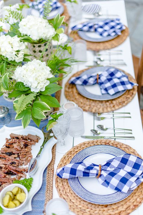 backyard barbecue party, tablescape, place settings, table settings Backyard Barbecue Party, Backyard Party Food, Backyard Bbq Party, Bbq Table, I Do Bbq, Oktoberfest Party, Brunch Buffet, Barbecue Party, Summer Tables