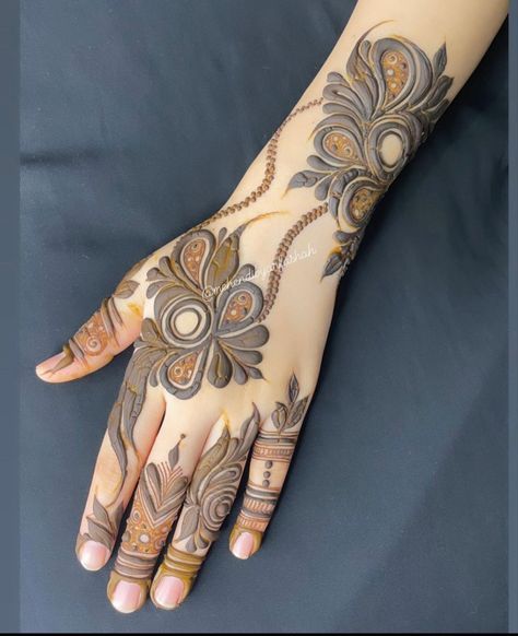 Makeover Photoshoot, Short Mehndi Design, Beautiful Mehndi Designs, Simple Mehendi Designs, Latest Henna Designs, Very Simple Mehndi Designs, Modern Mehndi Designs, Simple Mehndi Designs Fingers, Circle Mehndi