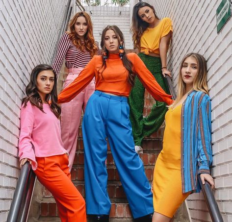 Clothing Shoot Ideas, Group Photoshoot Ideas, Pride Photoshoot, Salon Photoshoot, Clothing Shoot, Drawing Group, Group Posing, Music Video Outfits, Poses Group