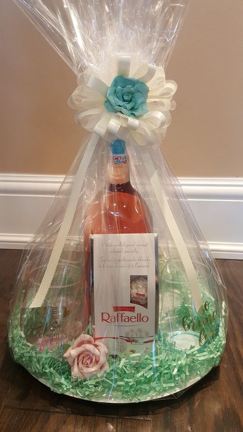 Prize Baskets, Rose Gift Ideas, Wine Gift Box Ideas, Raffle Gift Basket Ideas, Animal Baby Shower Theme, Stella Rose, Valentine's Day Gift Baskets, Handmade Gifts Diy, Wine Gift Baskets