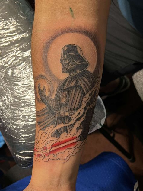 Tattoo Darth Vader Anakin Vader Tattoo, Darth Vader Tattoos, Darth Vader Lightsaber Tattoo, Darth Vader Tattoo Ideas, Darth Vader Tattoo Design, Marvel Tattoo Ideas, Vader Tattoo, Star Wars Tattoo Sleeve, Lightsaber Tattoo