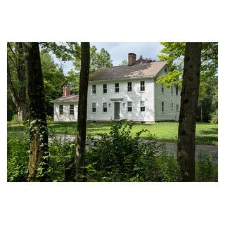 Rob Karosis New England Farmhouse, Saltbox Houses, Farmhouse Architecture, Farmhouse Landscaping, New England Homes, Farmhouse Interior, Farmhouse Exterior, Old Farmhouse, Ideas Pictures