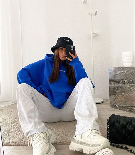 3de2334a314a7a72721f1f74a6cb4ceedesc54662998ri Blue Sweatshirt Outfit, Cobalt Blue Outfit, Blue Hoodie Outfit, Hoddies Outfits, Blue Sweater Outfit, Sneakers Instagram, Royal Blue Outfits, Wardrobe Tips, Outfits Chic