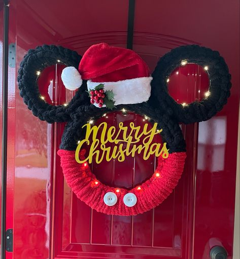 Christmas Mickey Wreath, Disney Christmas Signs Diy, Diy Mickey Wreath Christmas, Neutral Disney Home Decor, Disney Christmas Themes Ideas, Hello Kitty Wreath Diy, Disney Christmas Wreath Diy, Diy Mickey Christmas Decorations, Mickey Mouse Wreath Diy