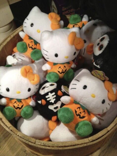 Halloween Hello Kitty Plushies, Halloween Aesthetic Hello Kitty, Halloween Hello Kitty Widget, Hello Kitty Fall Aesthetic, Halloween Hello Kitty Plush, Hello Kitty Halloween Blanket, Hello Kitty Halloween Decor, Kawaii Halloween Aesthetic, Skeleton Plushies