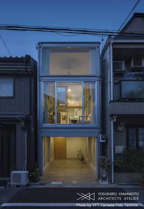 Narrow residential building sites are common in Osaka, Japan. Though the creative design solutions to maximize and empower living spaces displayed here is truly uncommon. Yoshihiro Yamamoto Architects Atelier design of this five level two bedroom modern home makes the site feel abundant. Required to maintain a minimum distance of 17cm from the adjacent homes, … Narrow Building, City Houses, Atelier Design, Narrow House Designs, Narrow Lot House, Compact House, Japanese Architect, Narrow House, Micro House