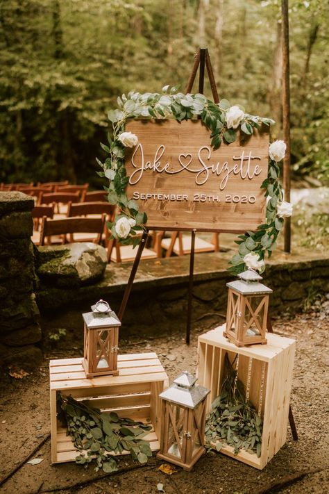 Rustic Wedding Ideas For Reception Ceremony Backdrop, Welcome Table Wedding Entrance Rustic, Park Wedding Ceremony Decorations, Welcome Sign Wedding Rustic, Tennessee Cabin Wedding, Wedding Decorations Mountain, Rustic Cabin Wedding Decor, Mountain Wedding Welcome Sign, Mountain Wedding Decorations Table