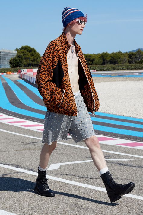 Celine - Spring 2021 Menswear https://www.vogue.com/fashion-shows/spring-2021-menswear/celine/slideshow/collection#1 Celine Campaign, Logo Luxury, Pull Oversize, Hedi Slimane, Fashion Now, Knitted Poncho, Pajama Bottoms, Mens Fashion Trends, Vogue Paris