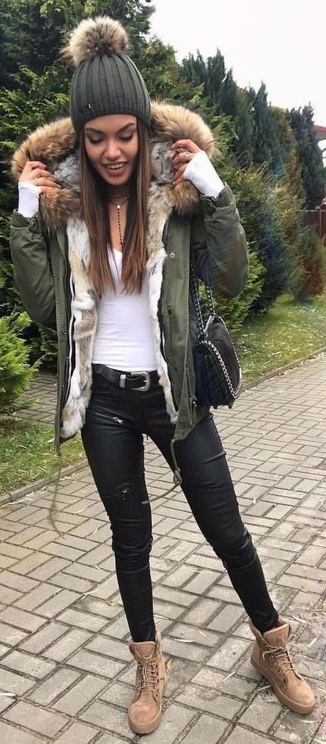 Parkas For Women: Best Outfit Ideas 2019 Rainy Day Outfit For Fall, Parka Outfit, Rainy Day Outfit For Work, Winter Mode Outfits, Perfect Winter Outfit, Simple Outfits For School, Winter Outfits For School, Legging Outfits, Cute Winter Outfits