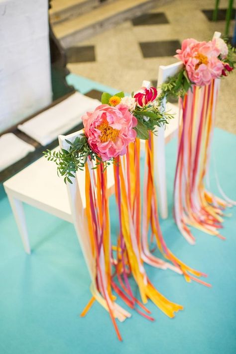 vibrante decoration de chaises de mariage fuschia et orange Folk Wedding, Rustic Wedding Decorations, Budget Bride, Wedding Chair Decorations, Boda Mexicana, Orange Wedding, Chair Decorations, Wedding Chairs, Cool Ideas