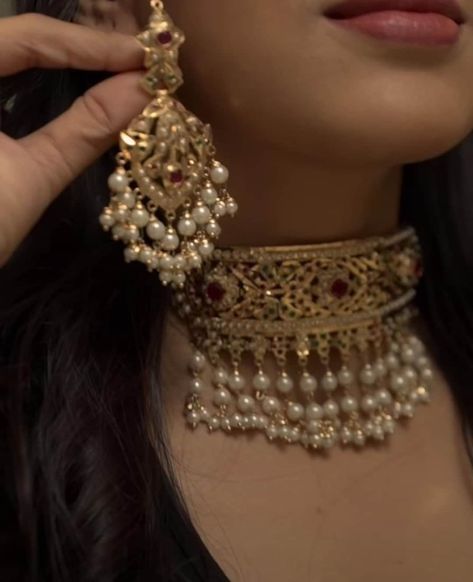 Lightweight and so versatile!  Gold plated  Repolishable Jewellery  Next to real jewelry   Unique item. The picture does not do justice to the actual item. Statement jewelry. Gold plating comes as standard.  Please see additional photos to appreciate the beauty of the set. Pakistani Choker Necklace, Gold Pakistani Jewellery, Hyderabadi Jewelry Choker, Handmade Indian Jewelry, Hyderabadi Jewelry Jadau, Golden Jewelry Indian, Pakistani Jewelry Simple, Pakistani Jewelry Sets, Pakistani Gold Jewelry