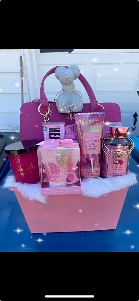 Perfume Basket Gift Ideas, Cute Gift Ideas Birthday, Diy Birthday Gift Baskets For Women, Purse Gift Basket Ideas, Birthday Basket Ideas For Women, Sweet 16 Gift Basket Ideas, Pink Basket Gift Ideas, Diy Birthday Basket, Soda Cakes