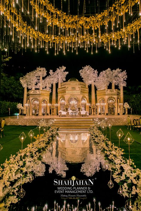 Mandap Designs Outdoor, Evening Wedding Decor, Royal Wedding Decorations, Shadi Decor, Aesthetic Weddings, Grand Wedding Reception, Weddings Decorations Elegant Romantic, Mughal Garden, Indian Wedding Stage