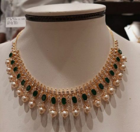 Green Stone Necklace Indian, Green Emerald Necklace, Ruby Necklace Designs, Simple Necklace Designs, Simple Necklaces, Temple Jewellery Earrings, Wedding Jewelry Sets Bridal Jewellery, Gold Jewels Design, Bride Jewelry Set