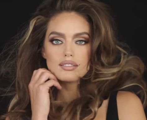 Emily Didonato MAYBELLINE 90’s supermodel 90s Models Makeup, 90s Supermodel Makeup, Supermodel Makeup, Supermodel Hair, 90s Makeup Look, 90s Glam, 90s Makeup, Emily Didonato, Halloween Makeup Inspiration