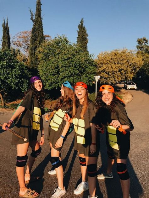 30 DIY Funny Group Halloween Costumes For Teens (group Of Three, Four, Five Or More) - RecipeMagik Group Halloween Costumes For Teens, 4 People Halloween Costumes, Funny Group Halloween Costumes, Fun Halloween Outfits, Girl Group Halloween Costumes, Teenage Halloween Costumes, Costume Carnaval, Cute Group Halloween Costumes, Halloween Costumes For Teens Girls