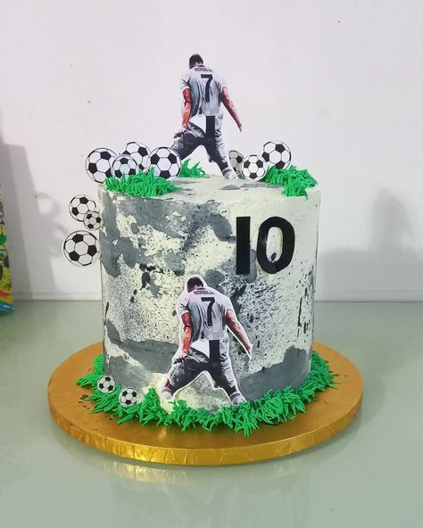 Ronaldo Soccer Cake, Christiano Ronaldo Cake, Ronaldo Cake Ideas, Ronaldo Cake Design, Pastel Cr7, Ronaldo Cake Birthdays, Ronaldo Birthday Party Ideas, Cristiano Ronaldo Cake Ideas, Ronaldo Theme Cake