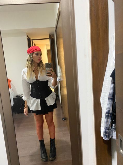 Home Pirate Costume, Basic Pirate Costume, Black Dress Pirate Costume, Girl Pirate Halloween Costumes, Hallowen Costume Ideas For Women Diy, Pirate Easy Costume, Easy Pirate Costume Women Diy, Easy Pirate Outfit, Teen Girl Pirate Costume