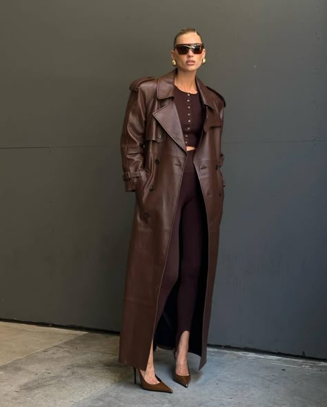 Trenchcoat Outfit, Trenchcoat Style, Brown Outfits, Leather Jacket Outfits, Gisele Bundchen, Leather Trench, Looks Street Style, Irina Shayk, Candice Swanepoel