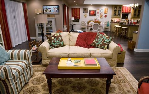 Modern Family: The Dunphys' cozy great room. Modern Family House, Modern Family Rooms, Family Room Walls, Cute Furniture, Family Room Decorating, Modern Family, Sherwin Williams, Living Room Sets, Home Living Room