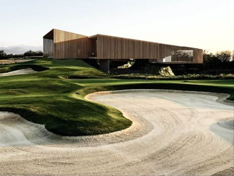 Tetro Arquitetura: The mount house rests gently on the land, forming a pilotis. The place has a golf course as a backyard, and was designed as a field extension. #architecture #house #fashion #decor #diy #homedecor #amazingarchitecture #interiordesign #contemporaryhome #modern #residence #designer Golf Architecture Design, Golf Course Design Architecture, Eco Resort Architecture, Golf Course House, Golf Course Aesthetic, Golf Course Architecture, Golf House, Eco Project, Golf Aesthetic