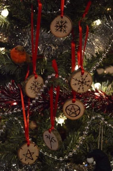 Yule Tree Decorations, Pagan Christmas Tree, Pagan Tree, Yule Traditions, Viking Christmas, Yule Crafts, Yule Celebration, Pagan Christmas, Pagan Yule