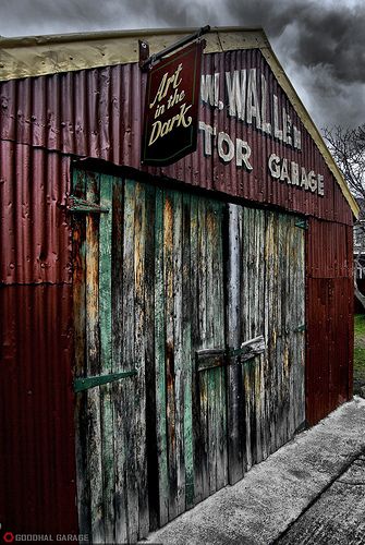 Vintage Garage Ideas, Old School Garage, Vintage Motorcycle Art, Retro Garage, Man Shed, Garage Gift, Vintage Garage, Vintage Motorcycle Posters, Old Garage