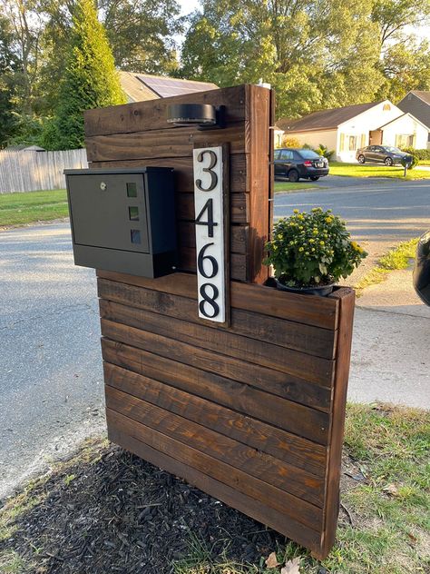 Wood Slat Mailbox Ideas, Porch Pickup Box Ideas, Package Delivery Box Ideas, Wood Mailbox Ideas, Modern Mailbox Ideas, Modern Mailbox Diy, Letterbox Ideas, Mailbox Diy, Modern Mailbox Design