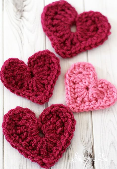 crochet heart appliqué with DIY instructions. www.skiptomylou.org  #skiptomylou.org #crochet #crochetheart Crochet Heart Applique, Appliques Au Crochet, Crocheted Hearts, Heart Applique, Crochet Heart, Crochet Applique, Diy Couture, Love Crochet, Learn To Crochet