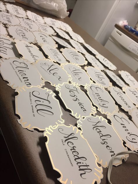 Semi-fancy name tags! Perfect for sorority recruitment, baby and bridal showers, and more! Sorority Name Tags Recruitment, Sorority Party Decorations, Bridal Shower Name Tags, Recruitment Rooms, Recruitment Name Tags, Sorority Name Tags, Name Tags Ideas, Sorority Recruitment Decorations, Recruitment Decorations