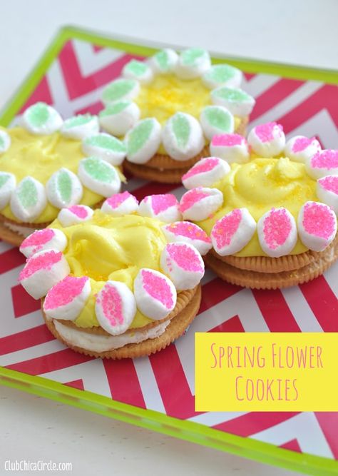 Easy-Spring-Flower-decorated-cookies-DIY Flower Cookies Recipe, Spring Flower Cookies, Bunny Hopping, Party Recipe Ideas, Marshmallow Flowers, Recipes For Easter, Giant Bunny, Easter Sweets, Easter Activities For Kids