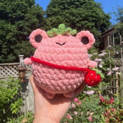 these images are for crochet patterns and these images are for crochet gifts Easy Crochet Animals, Crochet Strawberry, Crochet Frog, Crochet Cow, Kawaii Crochet, Quick Crochet, Fun Crochet Projects, Crochet Diy, Crochet Design