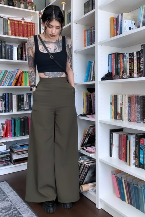 Summer Clothes Into Fall Outfit Ideas, Outfits With Tattoos, Vestidos Aesthetic Vintage, Casual Dress Pants Outfits, Black Pants Outfit Aesthetic, Casual Goth Outfits Summer, Chelsey Ceja, All Black Summer Outfits, All Black Outfit Summer