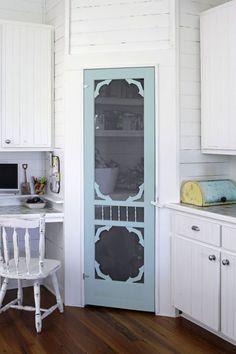 Replace a pantry door with a screen door! This switch adds eye-catching country character to the kitchen. For an even bigger impact, paint it a cheerful hue (try Byte Blue by Sherwin-Williams). The small surface area requires only a sample-size pot of paint to get the job done. Cocina Shabby Chic, Diy Screen Door, Corner Pantry, Kitchen Corner, Diy Spring, Pantry Door, Kitchen Decorating, Chic Kitchen, Shabby Chic Kitchen