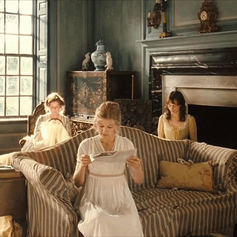 Pride and Prejudice Pride & Prejudice Movie, Pride And Prejudice 2005, Romantic Academia, Still Frame, Elizabeth Bennet, Rosamund Pike, Gone Girl, Keira Knightley, Film Set