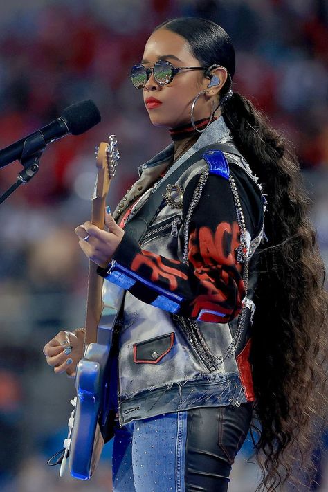 H.E.R's Super Bowl Outfit With Embellished Leather Jeans H.e.r. Hair, H.e.r Hairstyles, H.e.r Outfits, Her The Singer, H E R Singer, Gabi Wilson, Her Singer, Ponytails Hairstyles, H.e.r Style