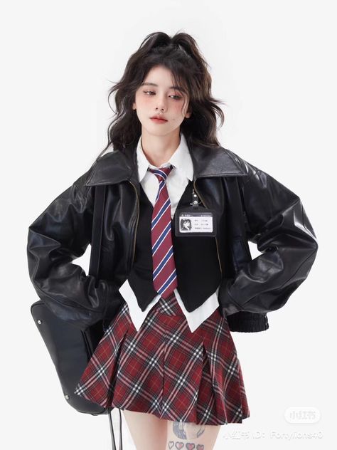 Y2k Uniform Outfit, American School Outfits, School Uniform Photoshoot, American School Uniforms, American Highschool, Yearbook Photoshoot, Red Hair Inspiration, School Uniform Outfits, Graduation Picture Poses