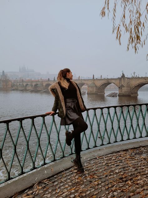 Prague Pictures Ideas, Prague Photo Ideas Winter, Poses In Prague, Prague Outfits, Prague Photoshoot, Prague Photo Ideas, Prague Girls, Outfits Europa, Prague Fashion