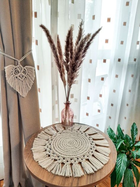 Macrame Curtain Holder, Crochet Curtain Holder, Macrame Curtain Diy, Macrame Interior, Macrame Decor Ideas, Diy Macrame Projects, Macrame Pillow, Pola Macrame, Diy Wood Shelves