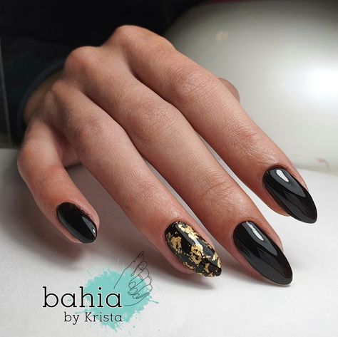 Black With Gold Leaf Nails, Gold Leaf Nails Black, Black Gold Manicure, Black Nails Gold Flakes, Nails Inspiration Black And Gold, Black Gold Leaf Nails, Black Nails Gold Glitter, Black And Gold Leaf Nails, Black And Gold Sparkle Nails