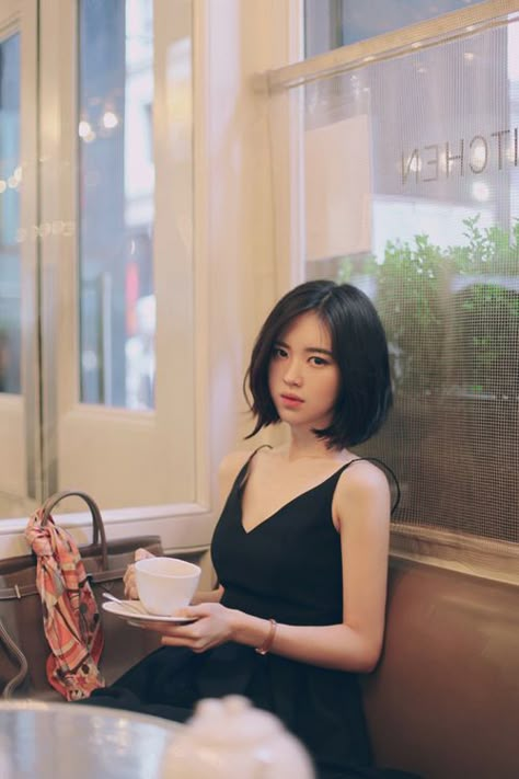 ✧ ☼ ｐｉｎｔｅｒｅｓｔ : @indieflick ☾✧ Short Haircuts With Bangs, Korean Short Hair, Asian Short Hair, Girl Haircuts, Trending Hairstyles, Short Hair With Bangs, Asian Hair, Medium Hair Cuts, Korean Beauty