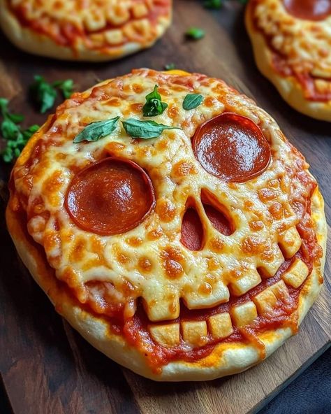 Pizza Skulls Recipe, Halloween Themed Pizza, Stuffed Skull Pizza, Skull Shaped Pizza, Halloween Skull Pizza, Skull Pizza, Scary Halloween Food, Halloween Food Snacks, Halloween Pizza