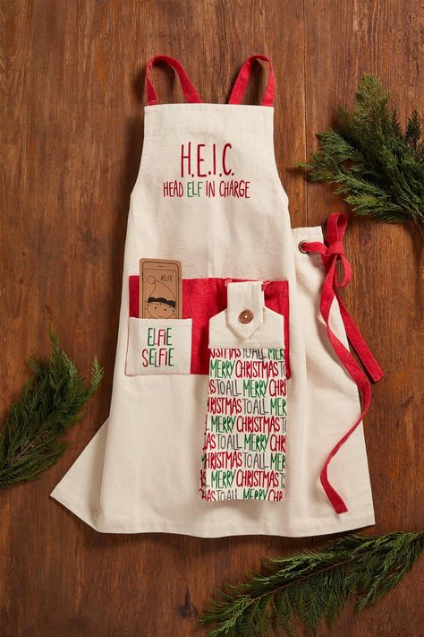 Your head elf in charge needs this Head Elf Apron! #mudpiegift #christmas #christmasapron Elf Apron, Christmas Pie, Festive Outfits, Holiday Accessories, Christmas Look, Prim Christmas, Christmas Aprons, Christmas Town, Merry Christmas To All