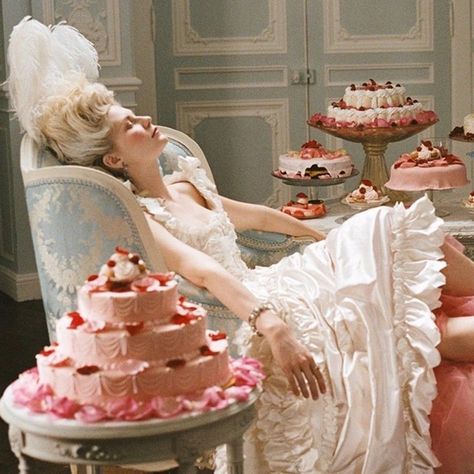 Marie Antoinette Aesthetic, Marie Antoinette Movie, Marie Antoinette Party, Rococo Aesthetic, Marie Antoinette 2006, Rococo Fashion, Palace Interior, Princess Core, Sofia Coppola