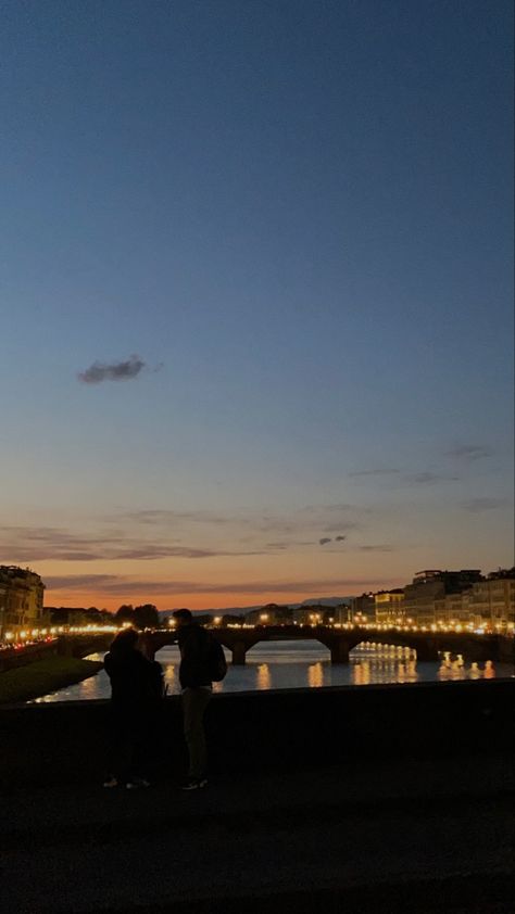 #florence #italy #italian #firenze #sunset #sunsetphotography #sunsetpics #couple #love #travel #traveltips #traveltipsforeurope #travelinspo #iphone11 Florence Couple, Italy Trip, Love Travel, 2024 Vision, Florence Italy, Italy Travel, Florence, Vision Board, Italy