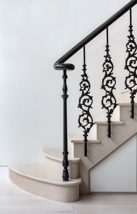 Classic Stairs Design, درابزين السلم, Light Oak Floors, Staircase Railing Design, Grand Entryway, Iron Stair Railing, Classical Interior, Stairway Design, Stairs Design Modern