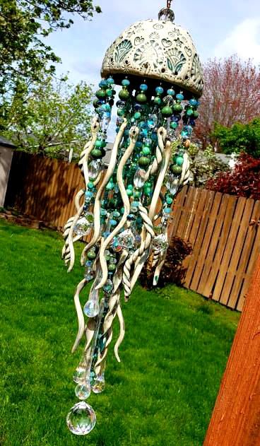 Wind Chimes With Shells, Wind Mobiles Diy, Flower Pot Wind Chime, Ocean Wind Chime, Jelly Fish Wind Chime, Pottery Windchimes Ideas, Wind Chimes Ceramic Ideas, Sea Pottery Crafts Ideas, Ceramic Wind Chimes Diy